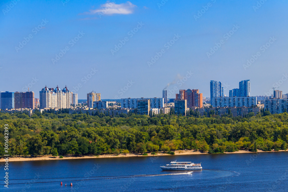 Fototapeta premium Statek turystyczny pływający po rzece Dniepr w Kijowie na Ukrainie