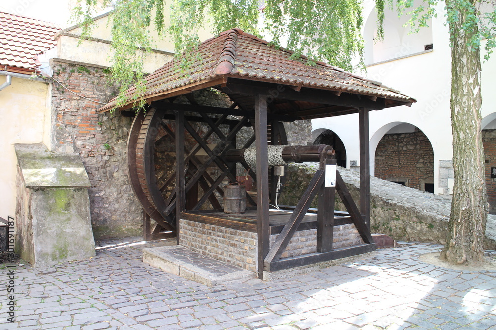 Obraz premium Water well on courtyard in Palanok castle in Mukachevo, Ukraine