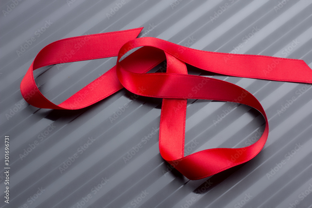 Cinta de tela de color rojo para decorar regalos Stock Photo