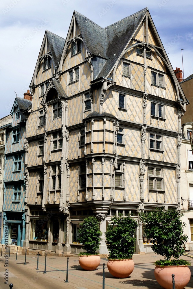 Maison de quinzième siècle appelée “maison d’Adam” dans une rue d’Angers