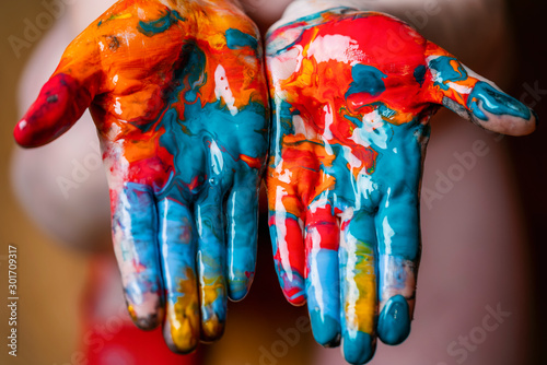 Canvas Print Closeup of woman hands dirty with acrylic paint