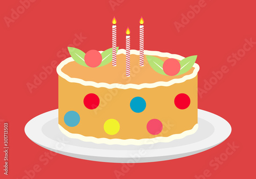 Tarta de cumpleaños con velas sobre fondo rojo.