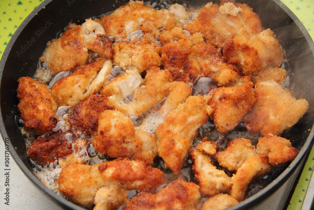 frische Chicken nuggets in der pfanne frische Chicken nuggets in der pfanne
