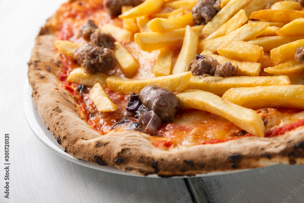 Pizza con patatine fritte, salsiccia, mozzarella e sugo Stock Photo | Adobe  Stock
