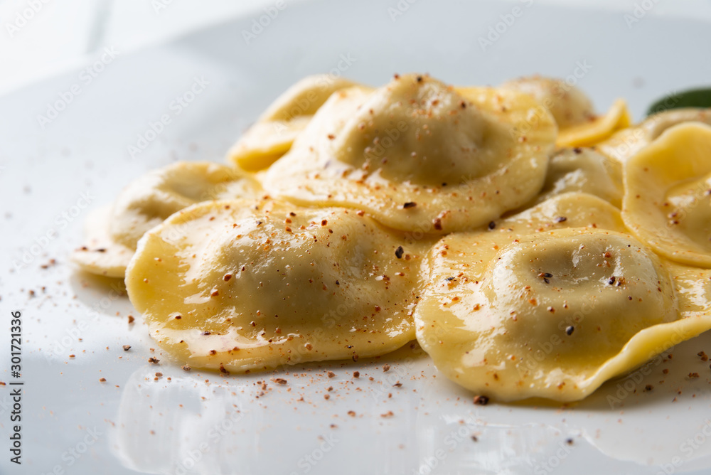 Piatto di ravioli al burro, Cucina Italiana Piatto di ravioli al burro, Cucina Italiana