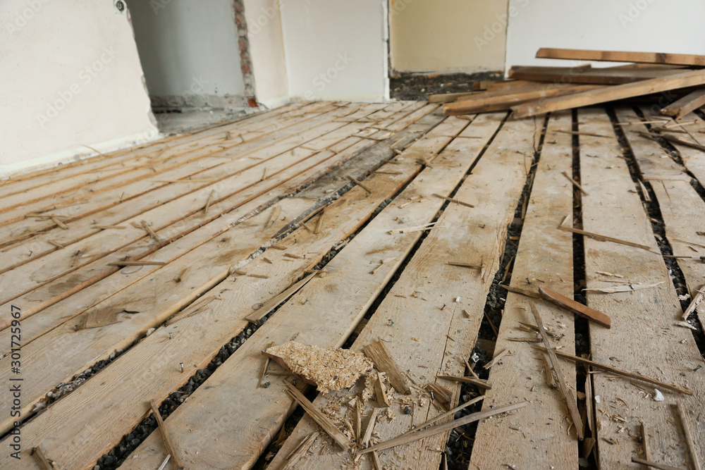 Holzboden liegt auf Schüttung in einem alten Haus, Boden Renovierung Holzboden liegt auf Schüttung in einem alten Haus, Boden Renovierung