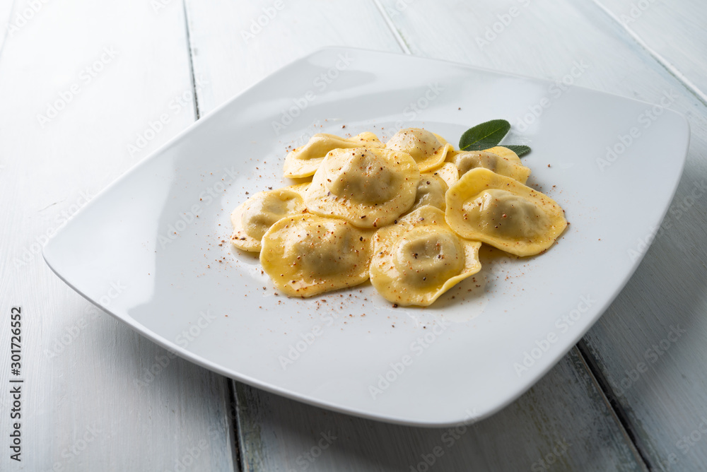 Piatto di ravioli al burro, Cucina Italiana Piatto di ravioli al burro, Cucina Italiana