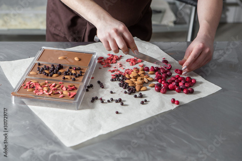 Foto making chocolate with berries at confectionery shop kitchen