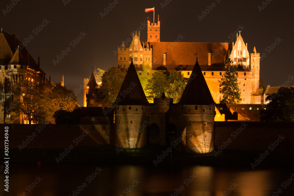 nächtlicher Blick auf die Marienburg in Polen