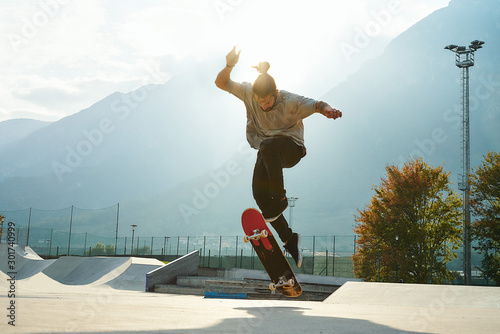Принти на полотні Skateboarder is making extreme stunts