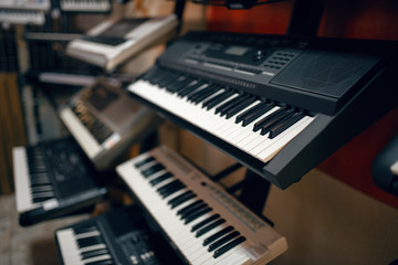 Fotobehang Muziekwinkel Digitale synthesizers in muziekwinkel  © Nomad_Soul