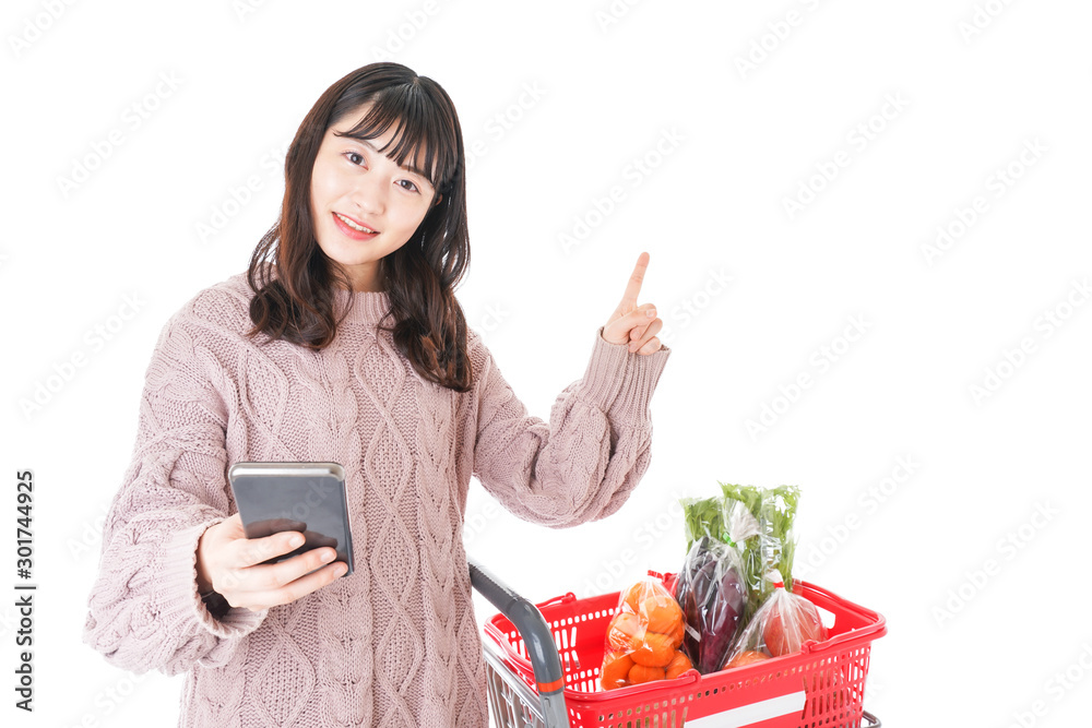 スーパーでキャッシュレス決済をする若い女性