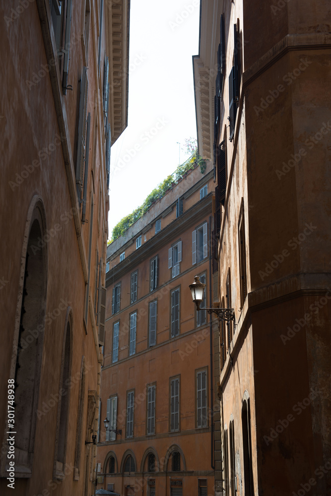 Immeubles et façades anciens en Italie, ciel bleu