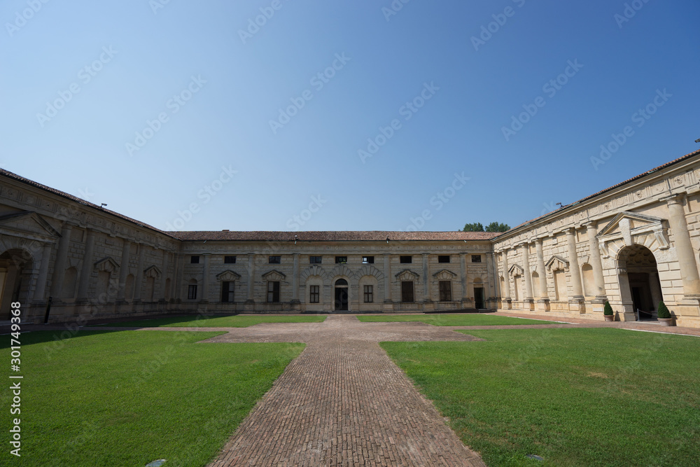 Cour d'un bâtiment historique en Italie