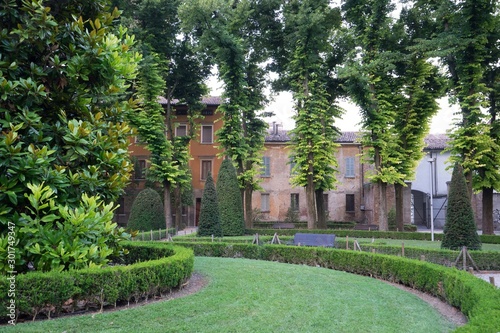 Jardin en Italie et bâtiments classiques