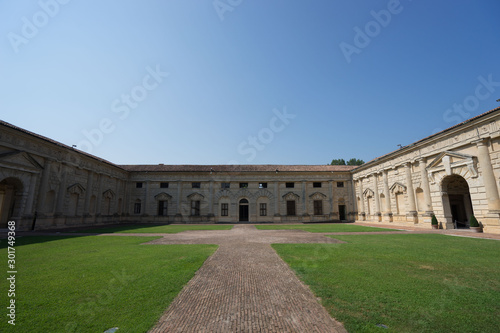 Cour d'un bâtiment historique en Italie