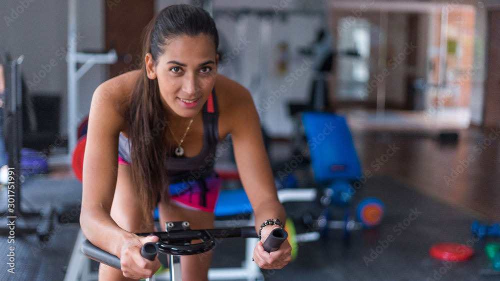 Fototapeta premium beautiful latin woman in the gym