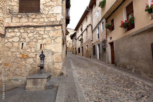 Fototapeta Naklejka Na Ścianę i Meble -  Calle típica de pueblo de Frías en Burgos España