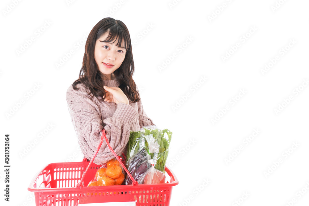 食料品の買い物をする若い女性 食料品の買い物をする若い女性