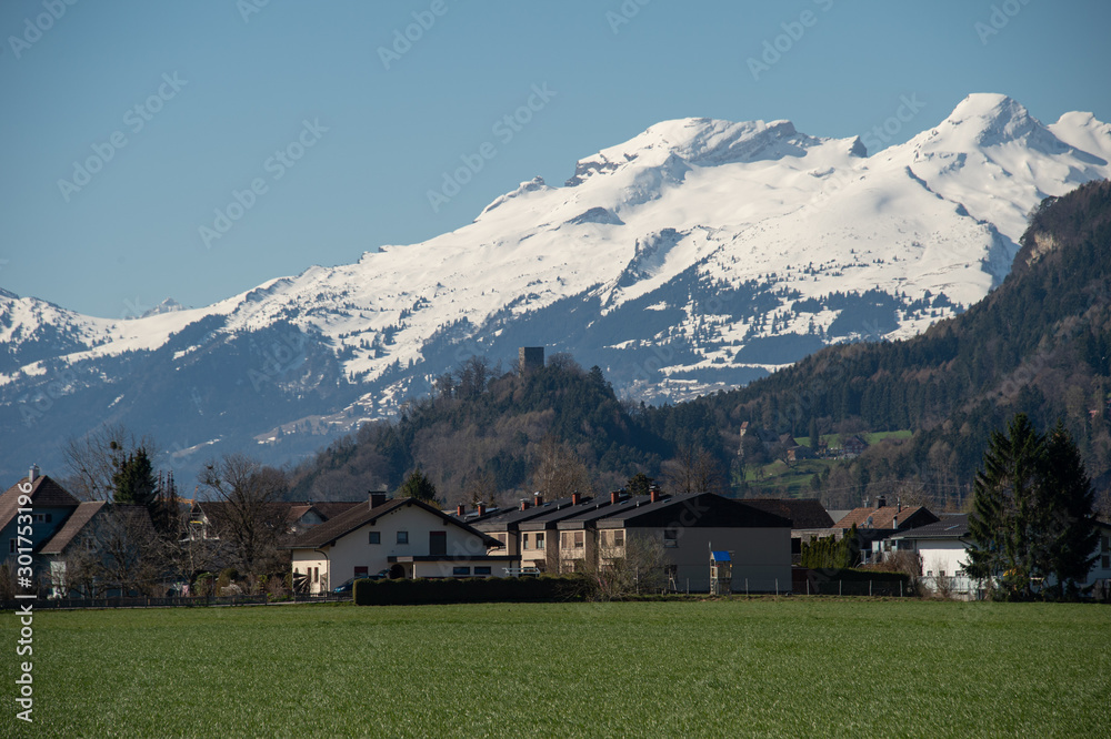 Burg Tosters in Feldkirch mit Schweizer Bergen im Sommer