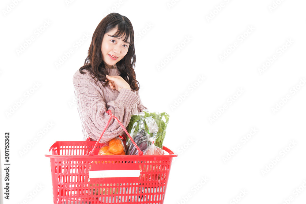 食料品の買い物をする若い女性 食料品の買い物をする若い女性
