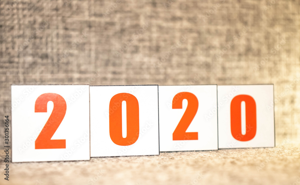 Fototapeta premium Tekst 2020 na drewnianych kostkach na biurku