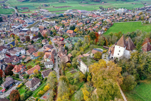Das Schloss Worb und sein Dorf im Hintergrund