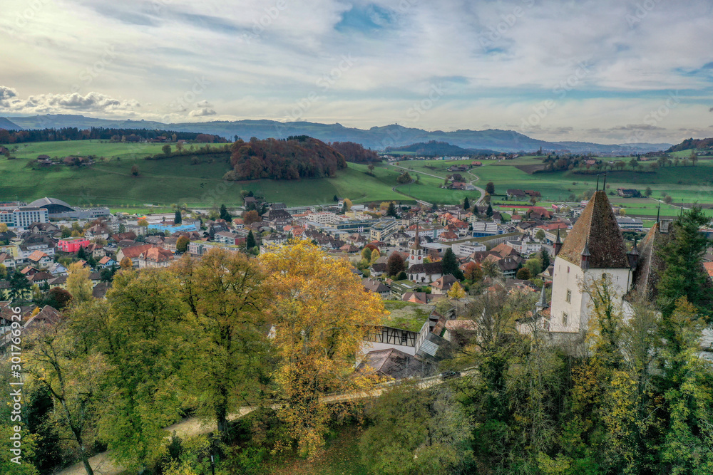 Schloss Worb und das Dorf im Hintergrund