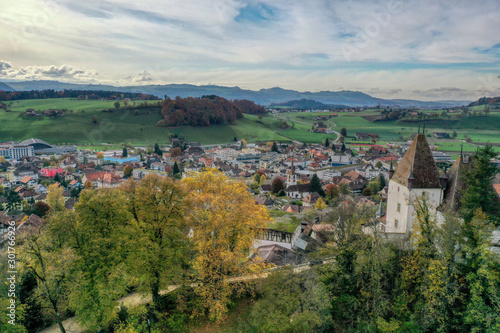 Schloss Worb und das Dorf im Hintergrund