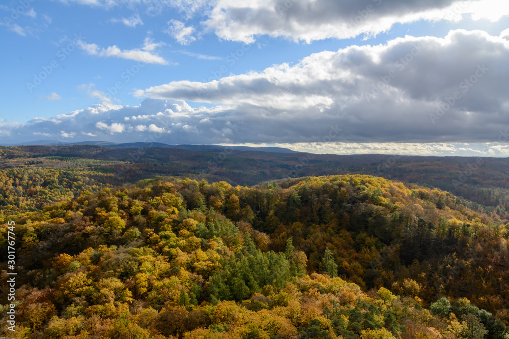 Blick über den Thüringer Wald  im Herbstbei 'Sonne und bewölktem Himmel