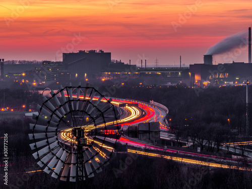 Blick auf die Autobahn und Industrie von Duisburg zum Sonnenuntergang, Ruhrgebiet photo