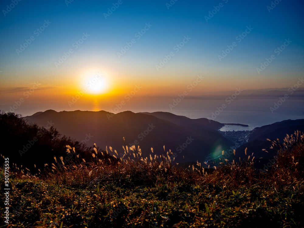 Obraz premium 【静岡県伊豆半島】伊豆山稜線歩道からの夕景【秋・だるま山周辺】
