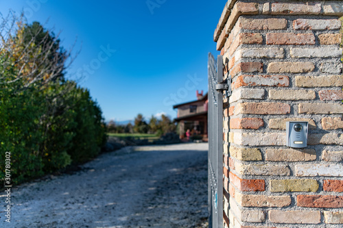 Ingresso di una villa in campagna con pietre faccia vista, e sistema di protenzione e di allarme photo