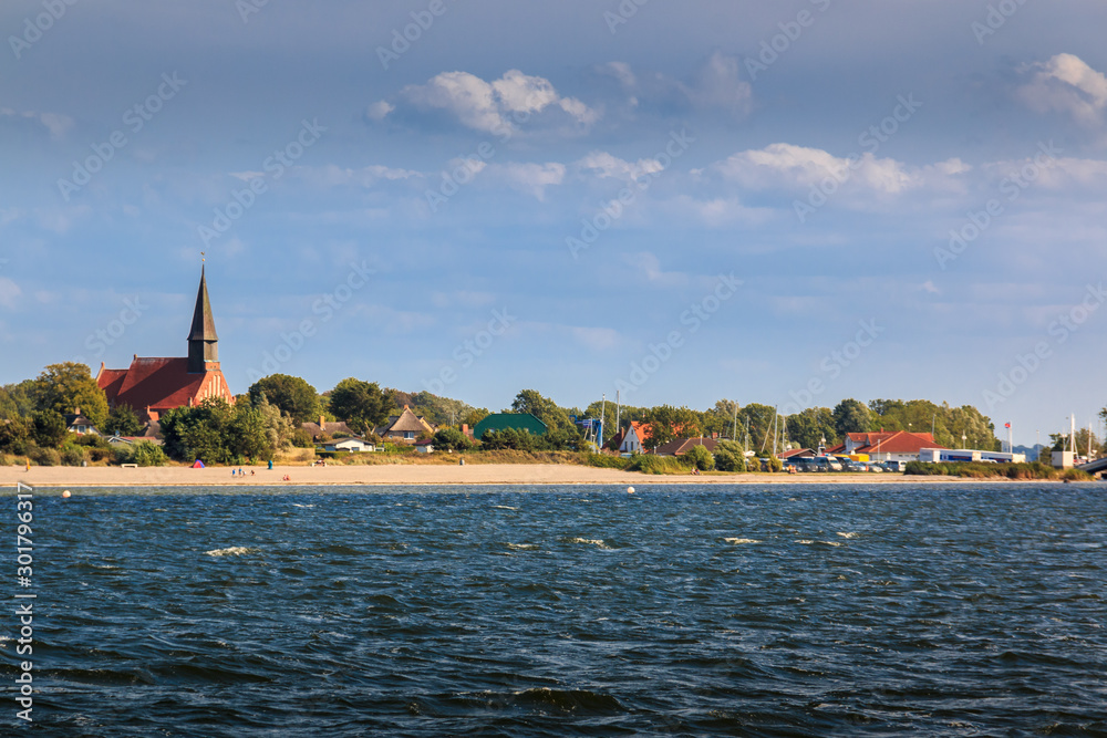 Obraz premium Schiffahrt zum Hafen nach Schaprode auf Rügen