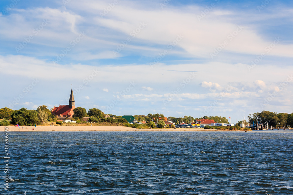 Obraz premium Schiffahrt zum Hafen nach Schaprode auf Rügen