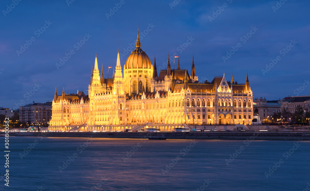 Fototapeta premium Illuminated Hungary parliament