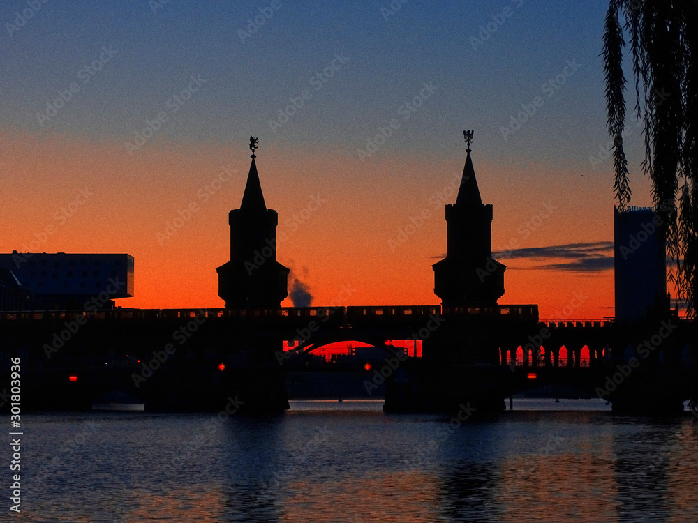 Fototapeta premium sylwetka pociągu i mostu o zachodzie słońca