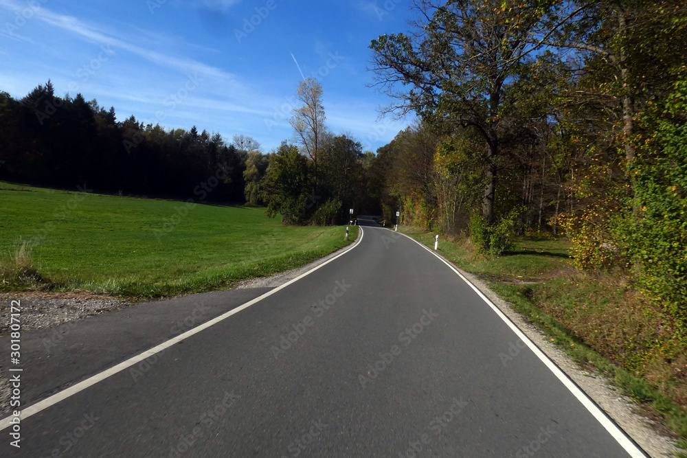 Fototapeta premium Staatsstraße 2421 von Stierhöfstetten nach Greuth