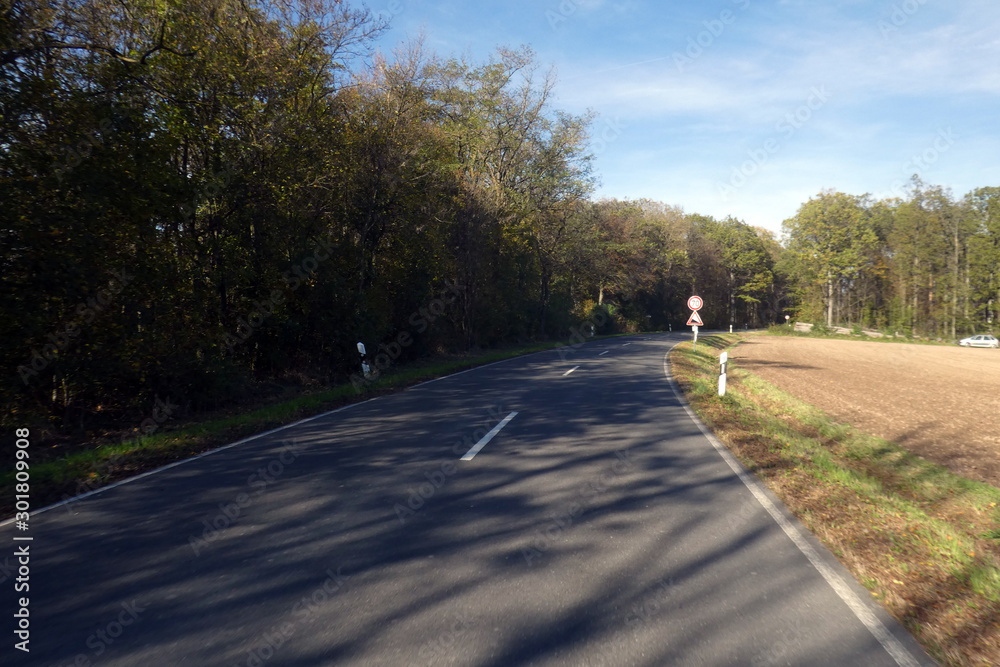 Fototapeta premium Straße von Stierhöfstetten nach Castell