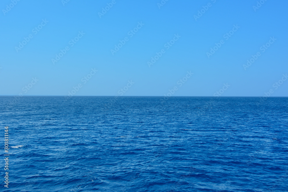 Obraz premium Beautiful sea view with beautiful water, horizon and clear sky