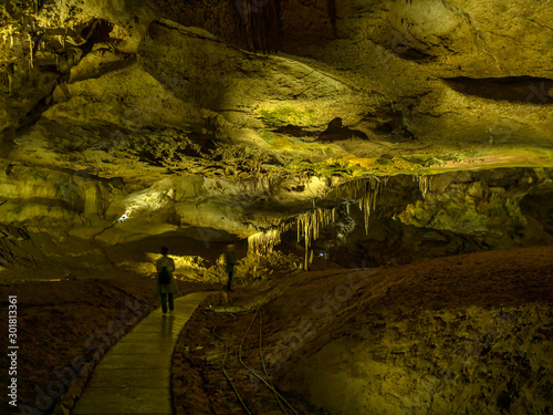 Die Prometheus Tropfsteinhöhle wurde 1984 entdeckt und ist seit Sommer 2012 für Besucher zugänglich.talagtiten effektvoll ausgeleuchtet sind.