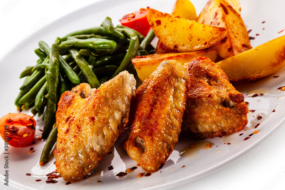Fried chicken wings with baked potatoes and green beans Fried chicken wings with baked potatoes and green beans