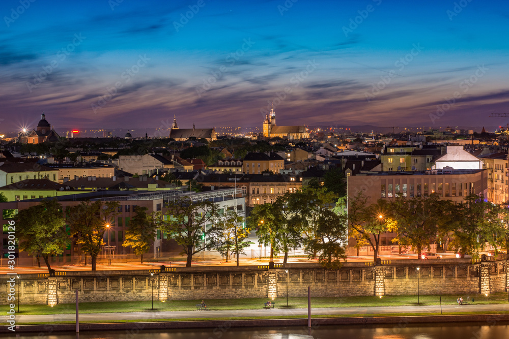 Widok na Stare Miasto w Krakowie po zachodzie słońca, Bazylika Mariacka, Polska - obrazy, fototapety, plakaty 