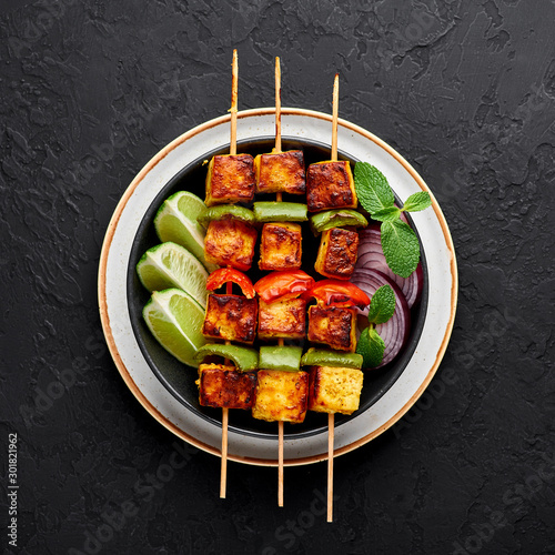 Canvastavla Paneer Tikka at skewers in black bowl at dark slate background