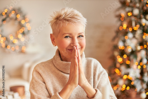 Foto Close up image of fashionable blonde middle aged lady with pixie hairdo posing i