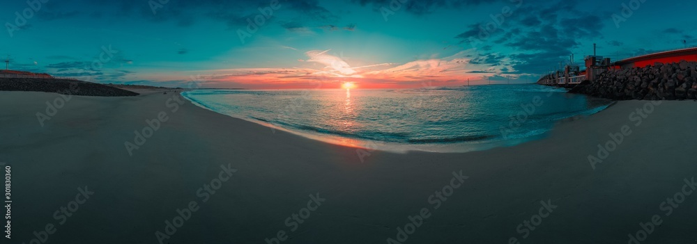 Φωτογραφία Wide shot of the sunset over the sea in Oosterschelde Stormsurge Barrier, Nether