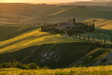 Farma w Toskanii, Włochy, zielone wzgórza podczas zachodu słońca