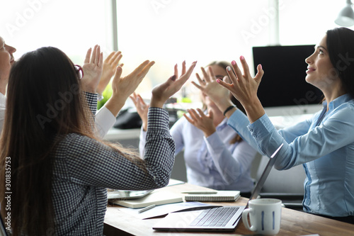 Φωτογραφία Biz team having meeting in office