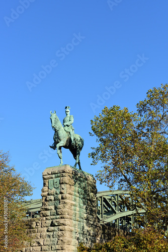 Reiterstandbild an der Hohenzollernbr  cke in K  ln  Deutschland