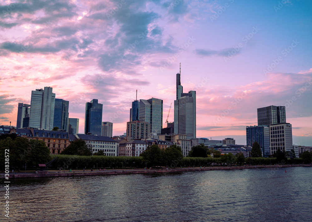 Skyline von Frankfurt im Abendrot
